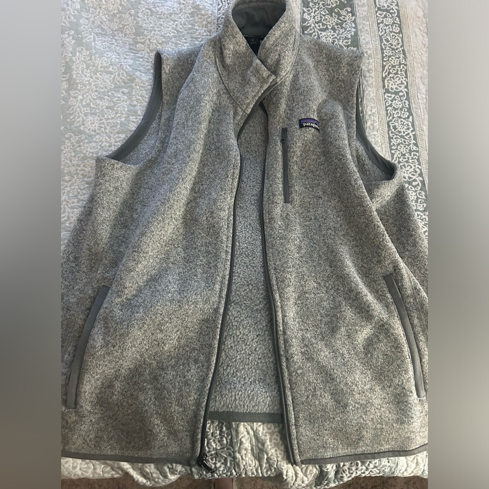 EUC  GREY Men’s Patagoniais Vest in size XL